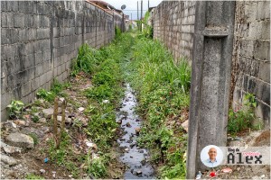 Córrego na Avenida Arco-íris, em Mongaguá