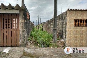 Córrego na Avenida Arco-íris, em Mongaguá